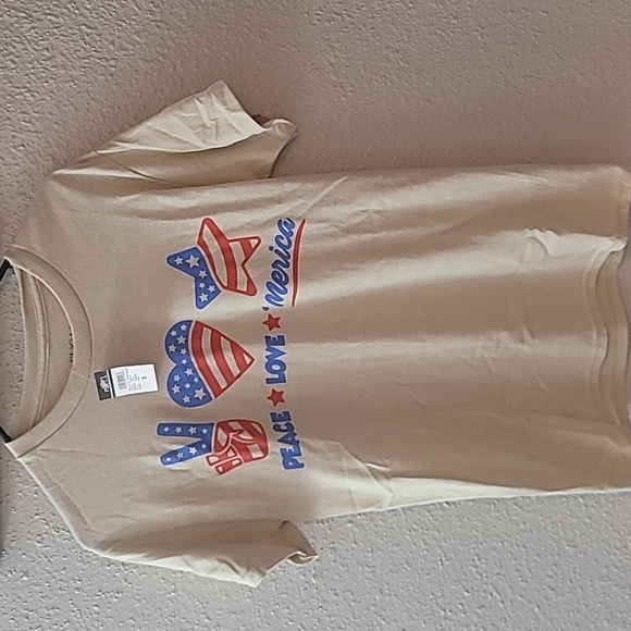 PEACE LOVE AMERICA SHIRT NWT - Picture 1 of 4